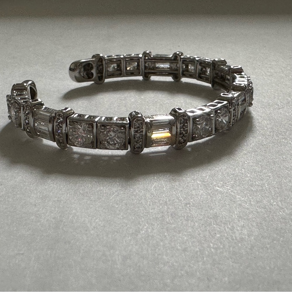 Womens bangle silver tone‎ and rhinestone bracelet
